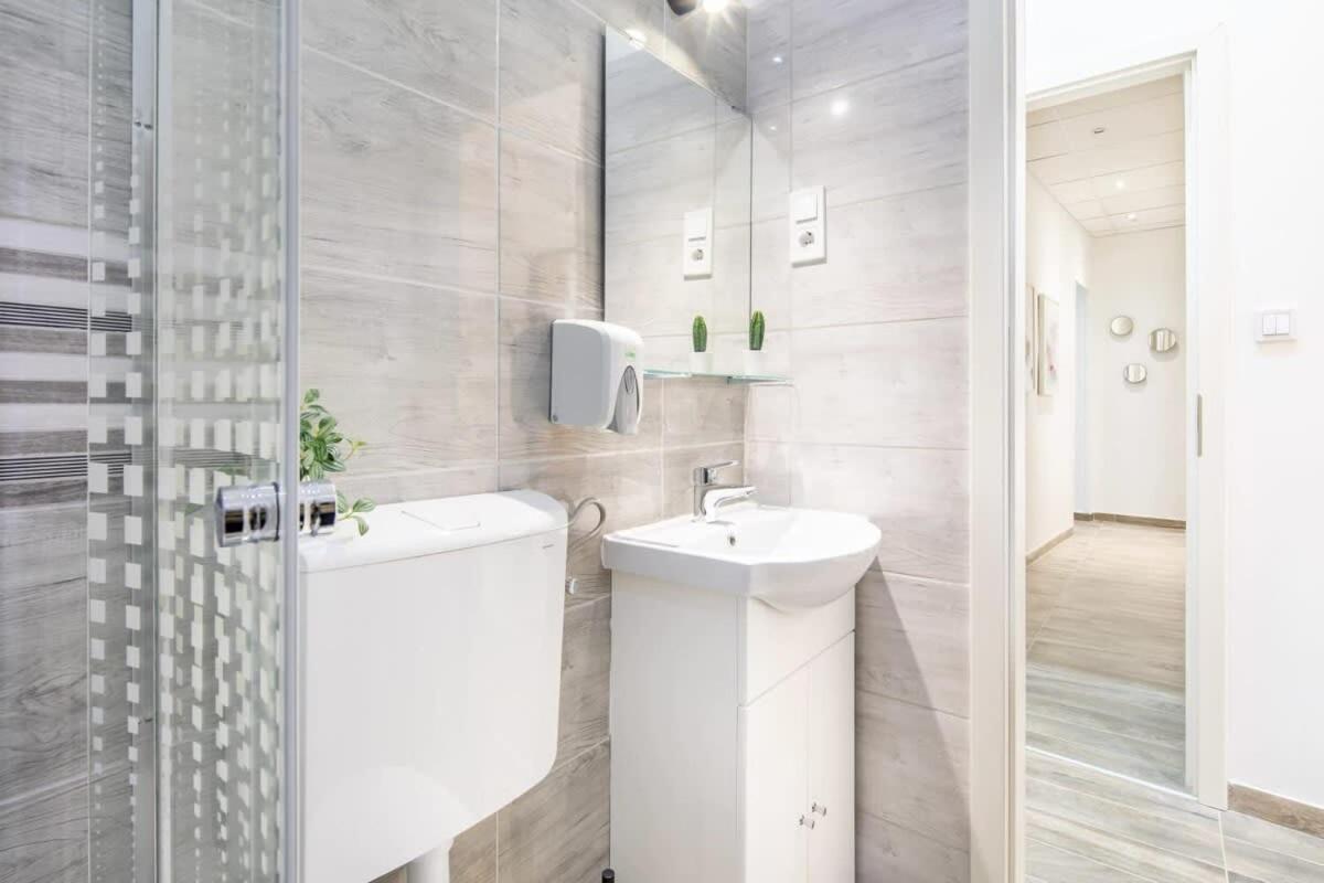 Extra Central Mini Studio - Lively Neighborhood Budapest Luaran gambar